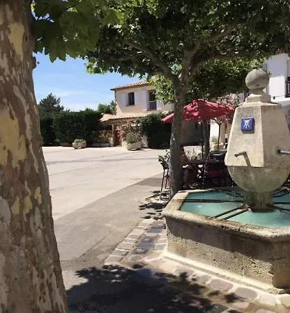 Place Des Six Canons * Grimaud